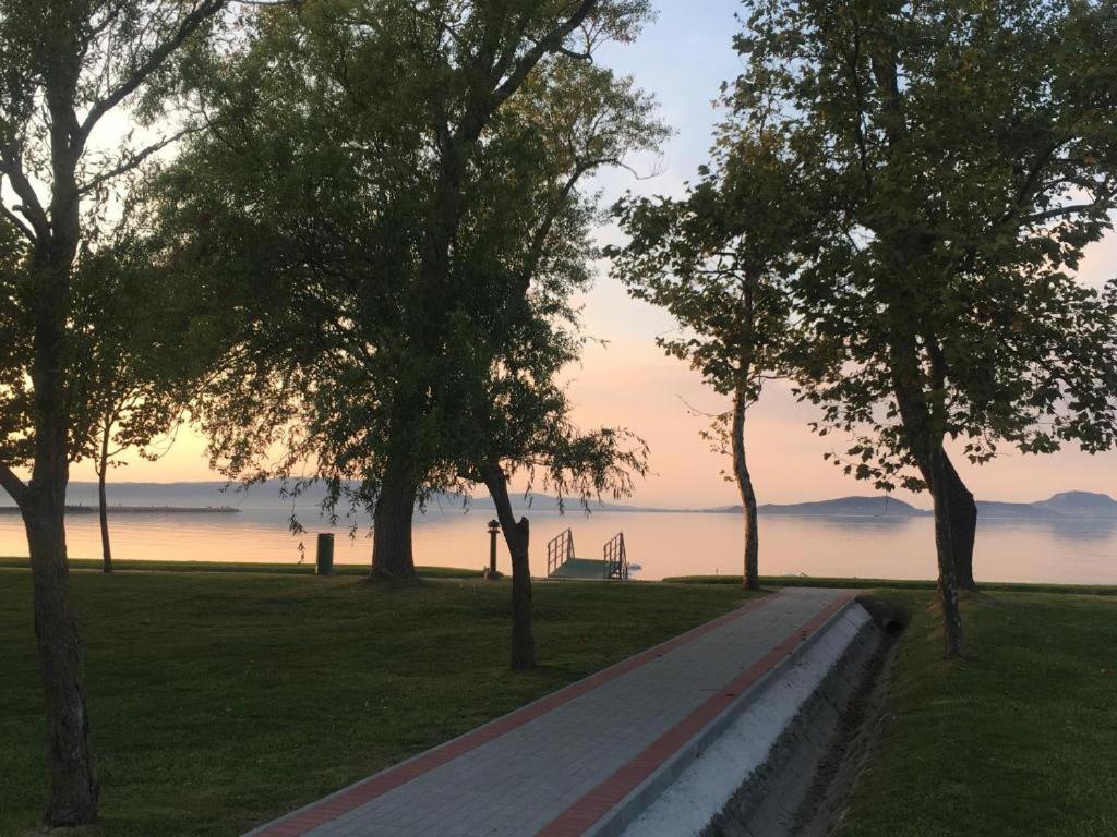 Fenyves Hotel Balatonfenyves Bagian luar foto