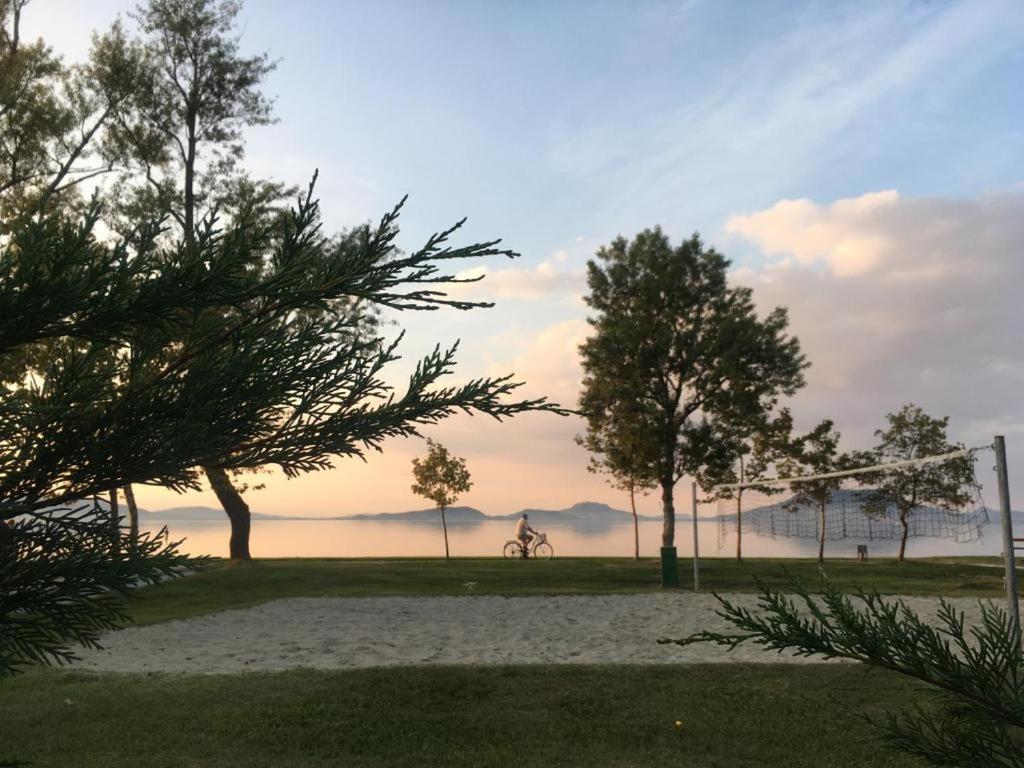 Fenyves Hotel Balatonfenyves Bagian luar foto