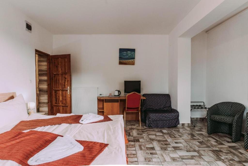 Fenyves Hotel Balatonfenyves Bagian luar foto