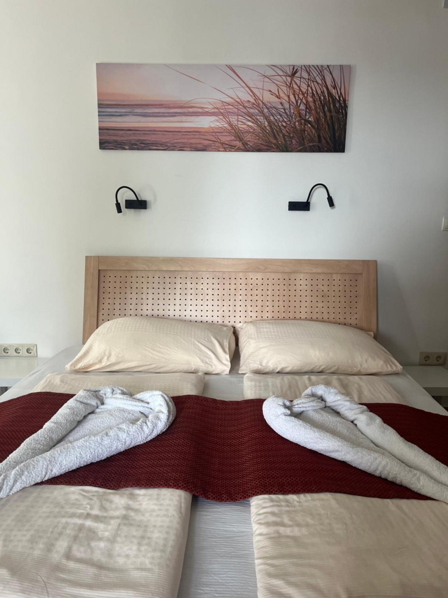 Fenyves Hotel Balatonfenyves Bagian luar foto